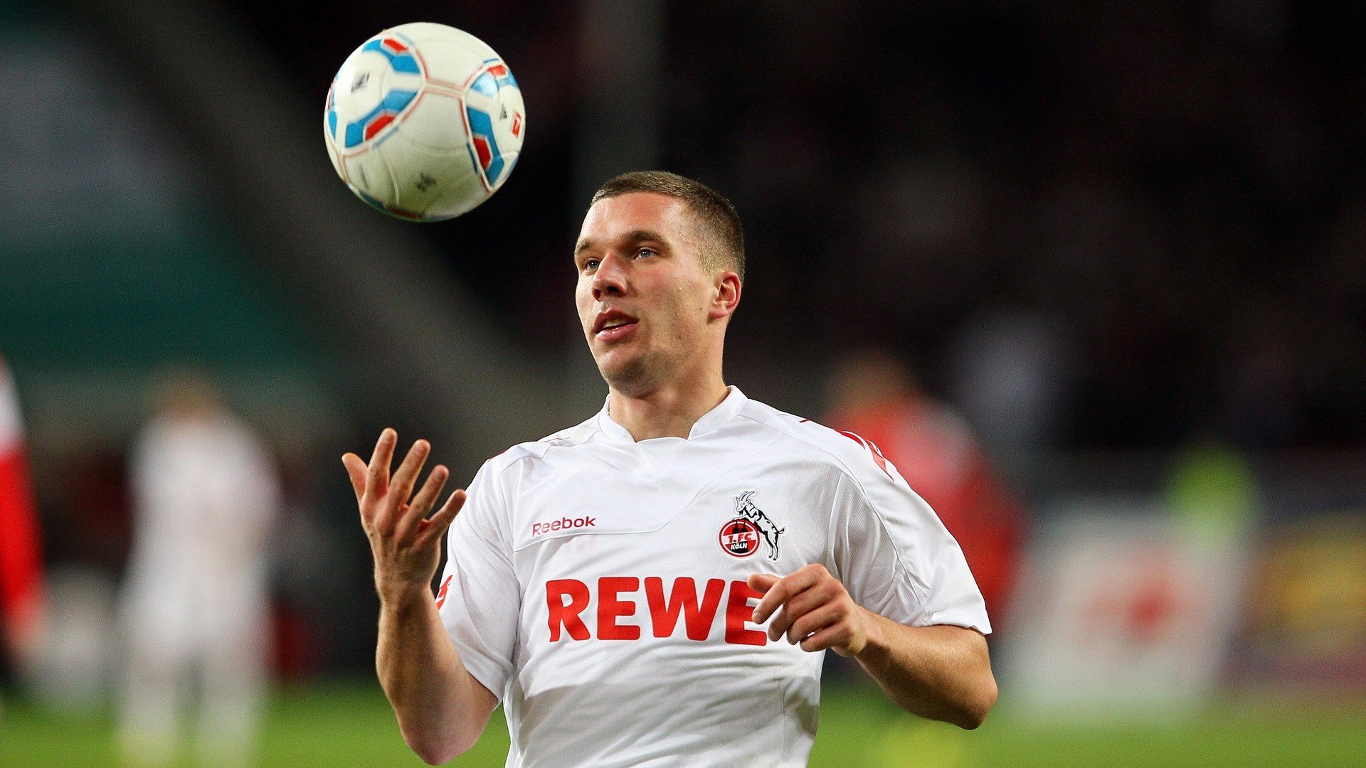 开云体育在线-国际足坛多名新秀身价飙升转会市场加速活跃,世界足坛十大新秀